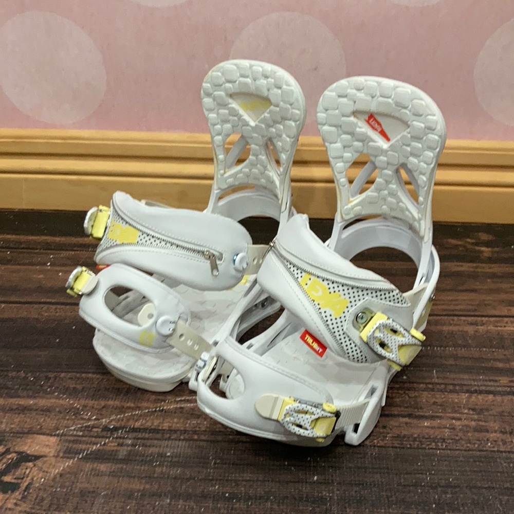 Snowboard boot bindings
